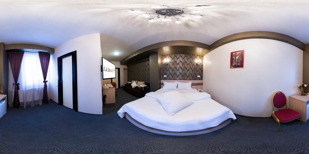 Hotel La Strada 플로이에슈티 객실 사진