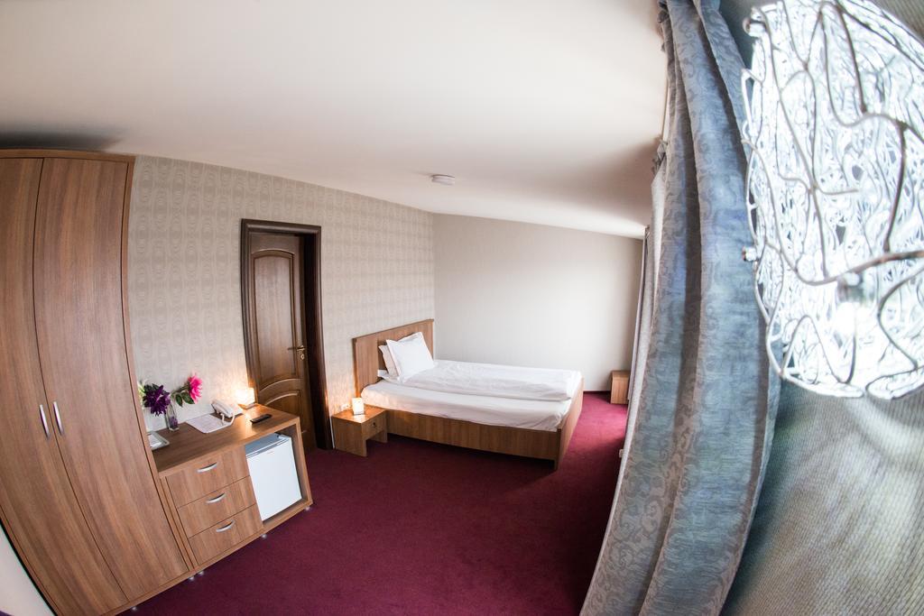 Hotel La Strada 플로이에슈티 외부 사진