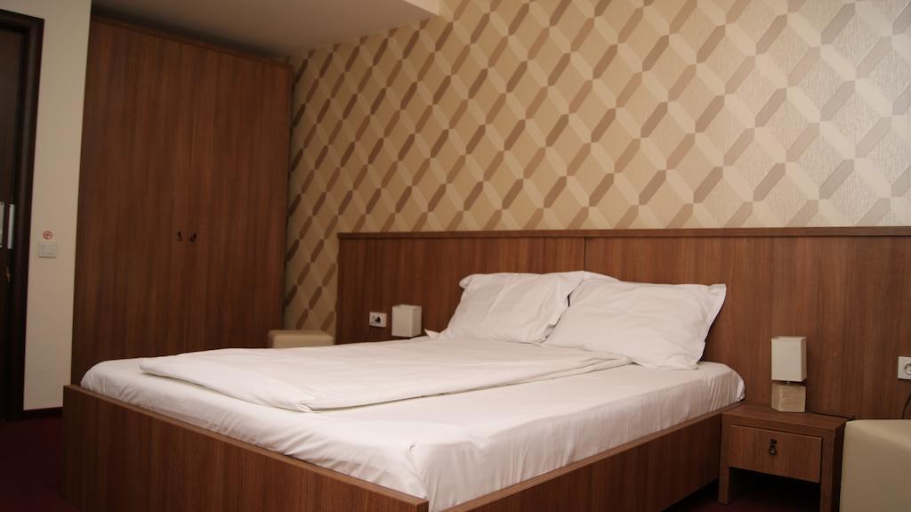 Hotel La Strada 플로이에슈티 객실 사진